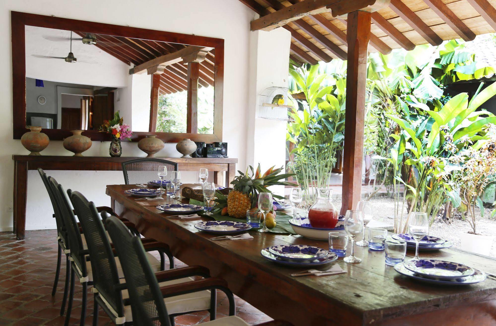 Portal De La Marquesa Hotel Mompos Exterior foto A dining room in Sri Lanka